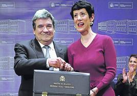 La nueva ministra de Seguridad Social, la navarra Elma Saiz, recibe la cartera de manos de Escrivá.