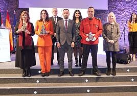 Los premiados junto al Delegado de Gobierno en Euskadi