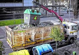 Un camión recoge el vidrio frente al Palacio de Justicia de Vitoria.