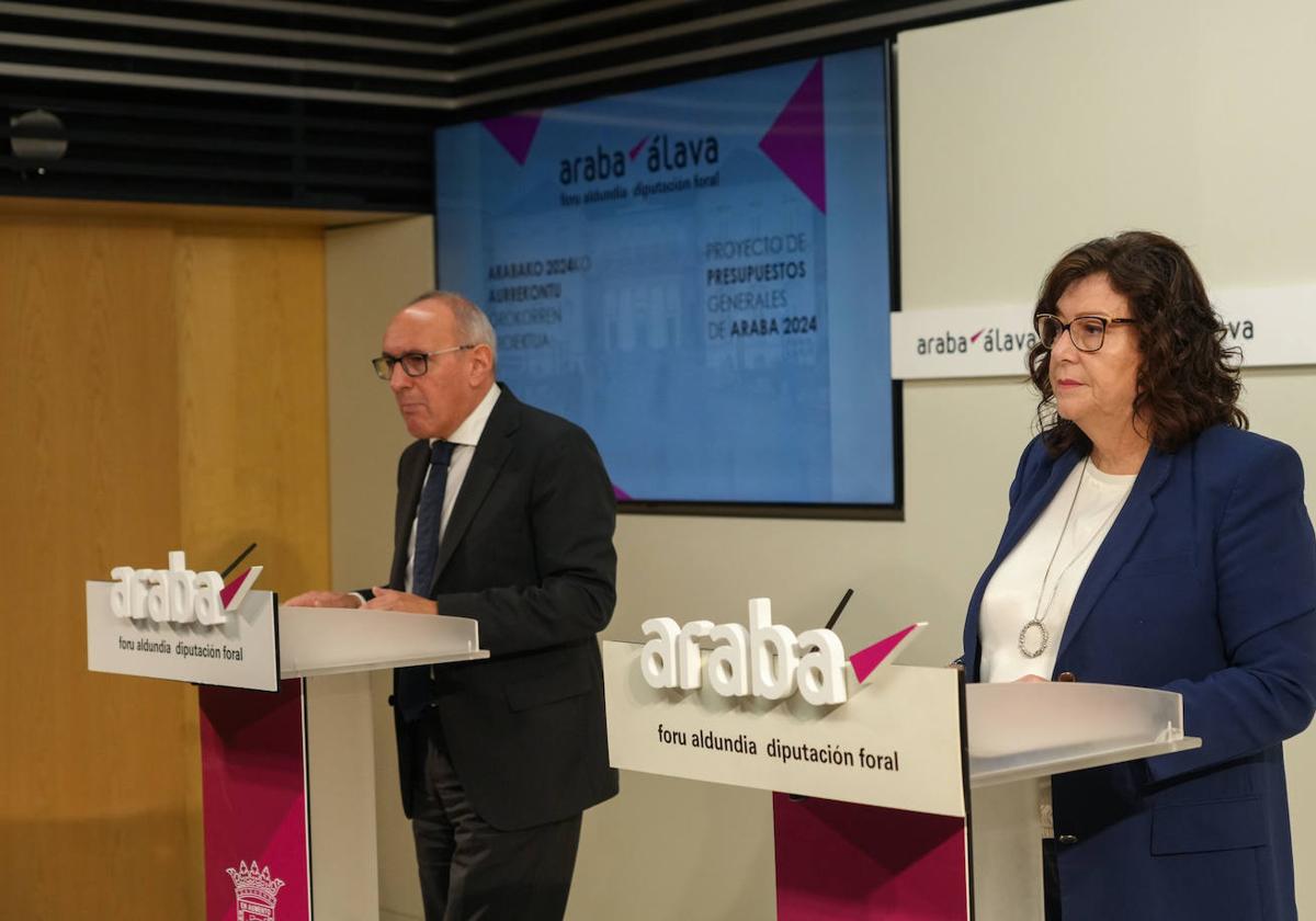 Ramiro González junto a Itziar Gonzalo en la presentación de los presupuestos.