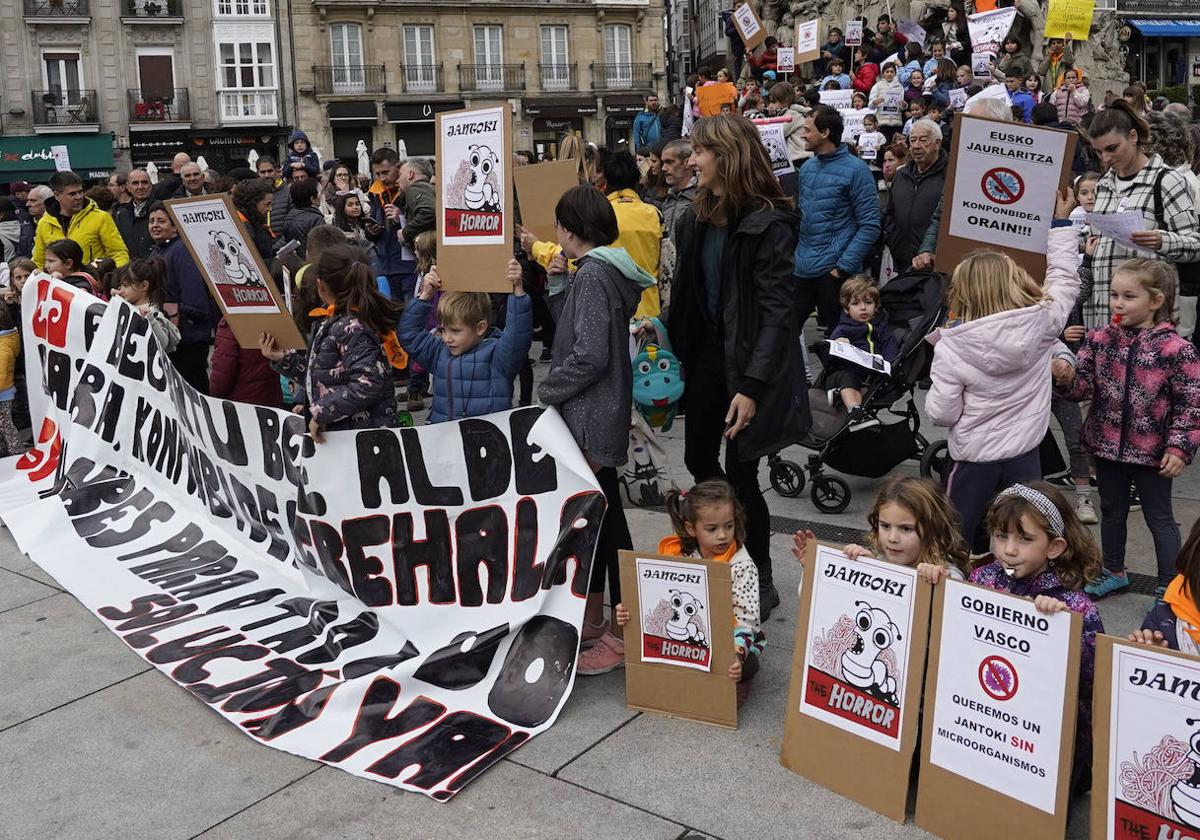 Familias de la ikastola de Durana, durante una protesta en la plaza de la Virgen Blanca de Vitoria.