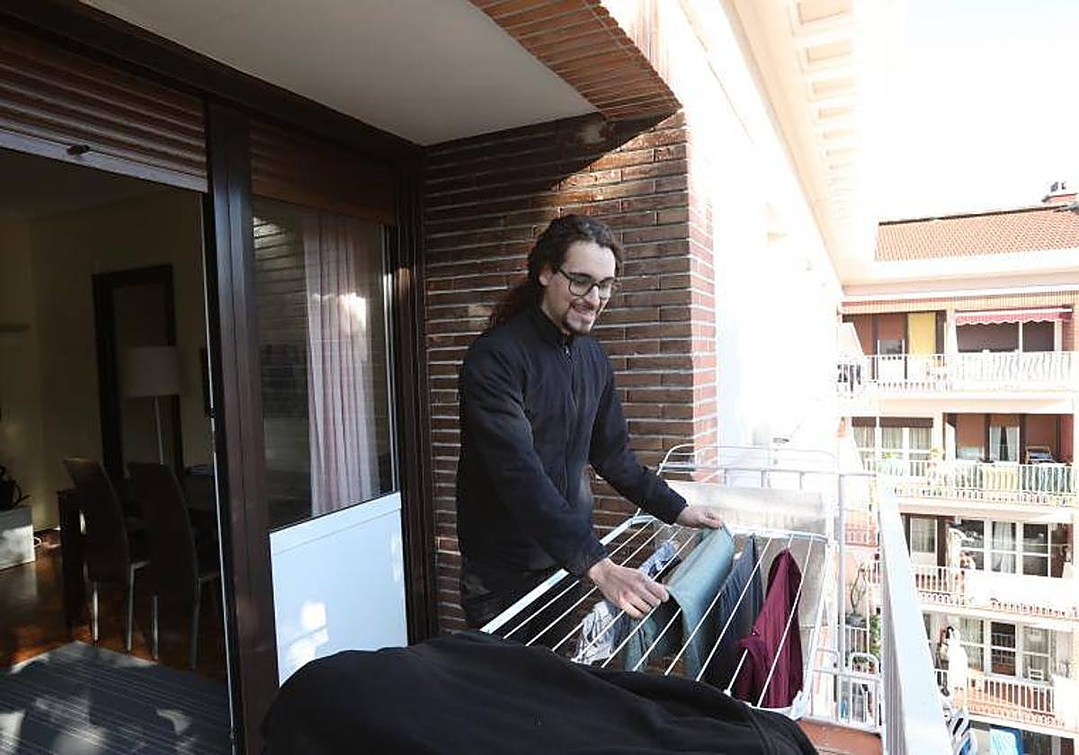 Víctor García, uno de los beneficiarios de esta edición, en su piso de Corazón de María.