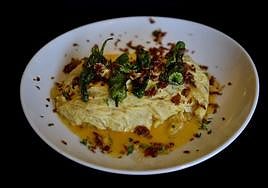 Daniel Porres, cocinero del Glass Grill Urbano de Las Arenas; Sebastián Prata, que se encarga de la parrilla y Daniel Taboada, coctelero, muestran algunos de los productos.