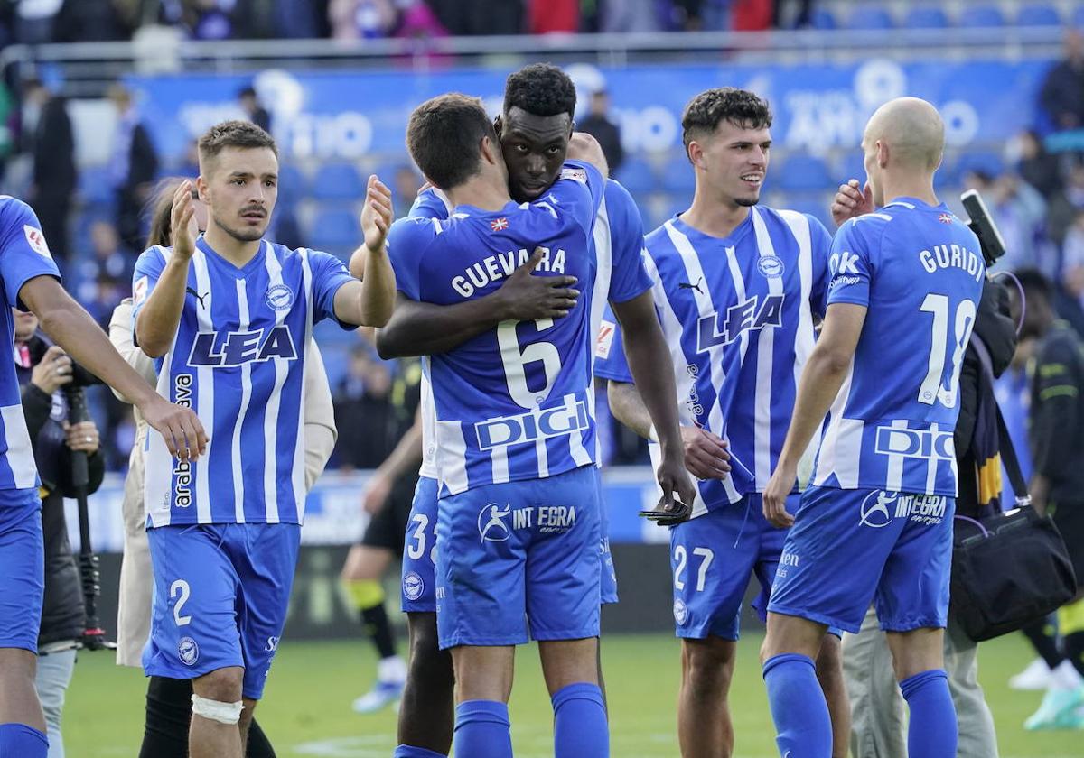 Ander Guevara abraza a Samu Omorodion después de la victoria ante el Almería.