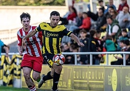 Aitor Villar realiza una carrera en el último partido del Portugalete ante el Pasaia.