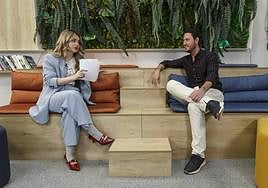 Mireia Martínez y Adrián Iriarte durante la charla en el marco de Start Innova Araba.