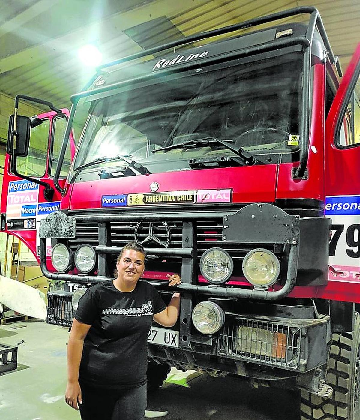 Nekane Abin junto con el camión que llevan al Dakar Clasiccs.