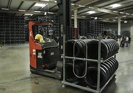 Un operario traslada ruedas en el interior de uno de los pabellones de Michelin-Vitoria.