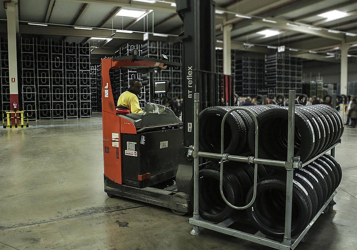 Un operario traslada ruedas en el interior de uno de los pabellones de Michelin-Vitoria.