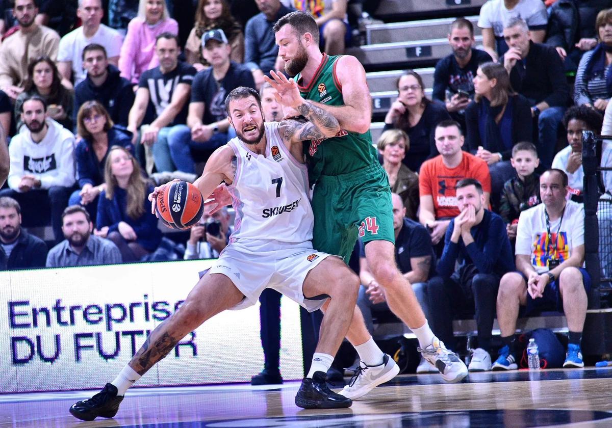 Costello intenta frenar a Lauvergne, del Asvel.