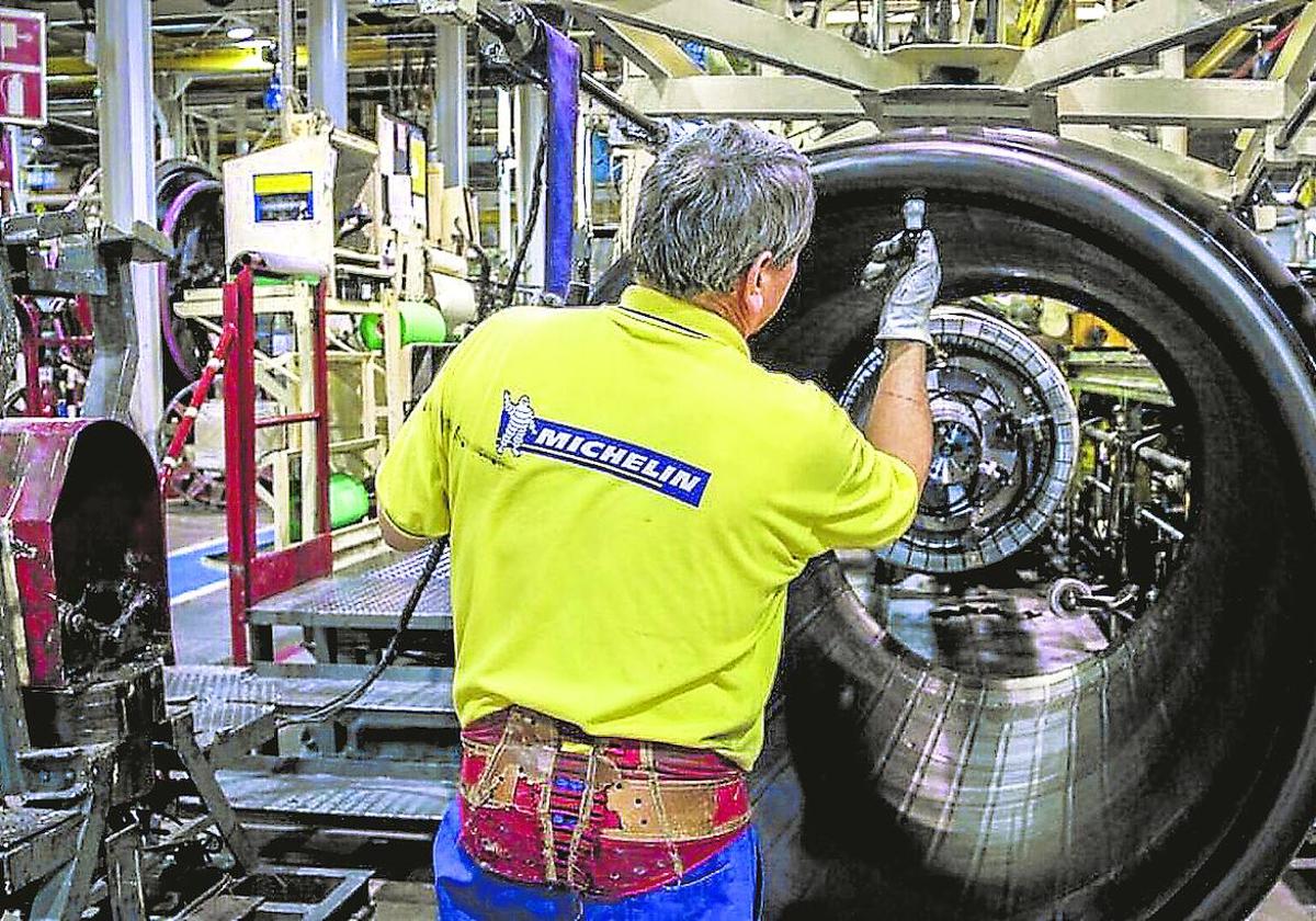 Un trabajador en una de las líneas de la fábrica de Vitoria.