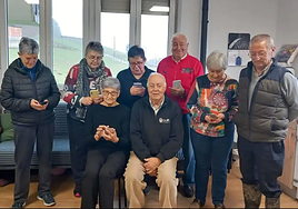 Varios vecinos del barrio de Salviejo, en Carranza, llevan días pendientes de la cobertura y la línea telefónica para poder comunicarse.