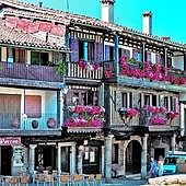 La Plaza Mayor, con sus balconadas de madera.