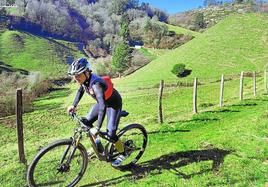 Un ciclista en el camino que antaño seguían las vagonetas de mineral.