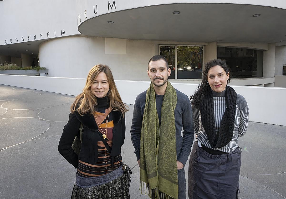 Verónica Domingo, Jorge Isla y Claudia Lorenzo en el Museo Guggenheim de Nueva York.
