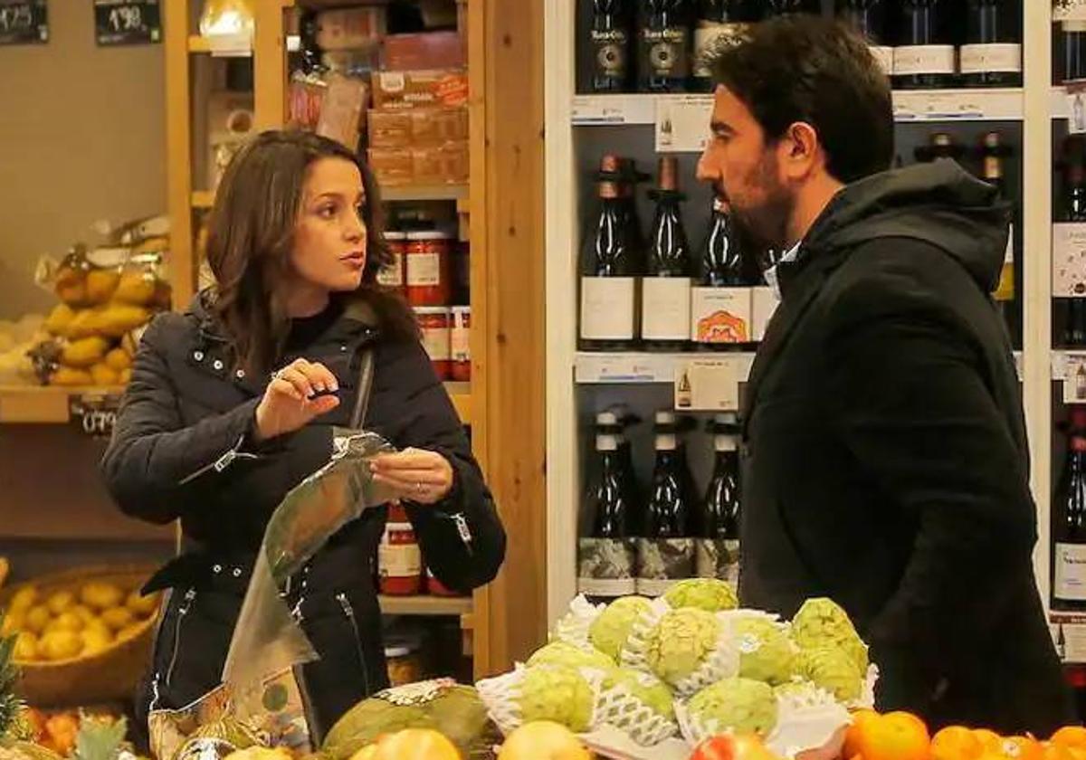 Inés Arrimadas y Xavier Cima, de simpras en el supermercado.