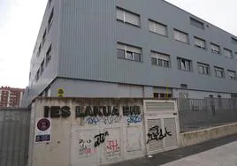 El instituto público Lakua se ubica en la calle Xabier.