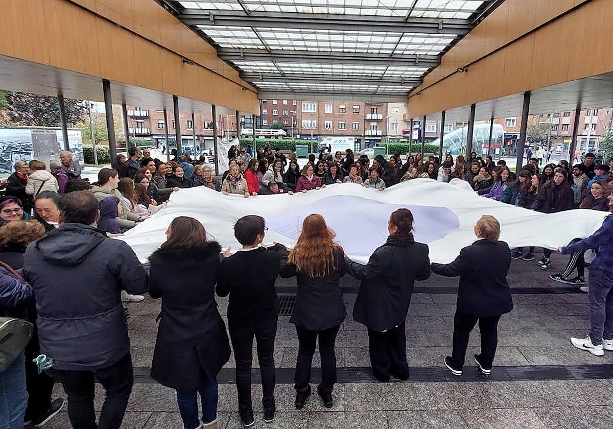 Más de un centenar de mujeres han extendido un punto morado como símbolo de unión y solidaridad con las víctimas de la violencia machista.