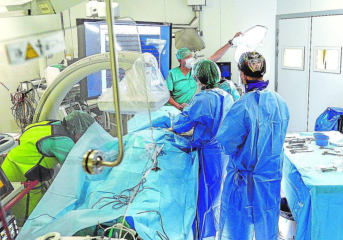 Imagen de archivo de una intervención en un quirófano del hospital de Basurto.