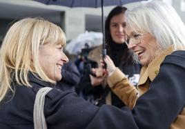 La viuda del ertzaina Joseba Goikoetxea y la exetarra Carmen Guisasola juntas en el homenaje en recuerdo del ertzaina.