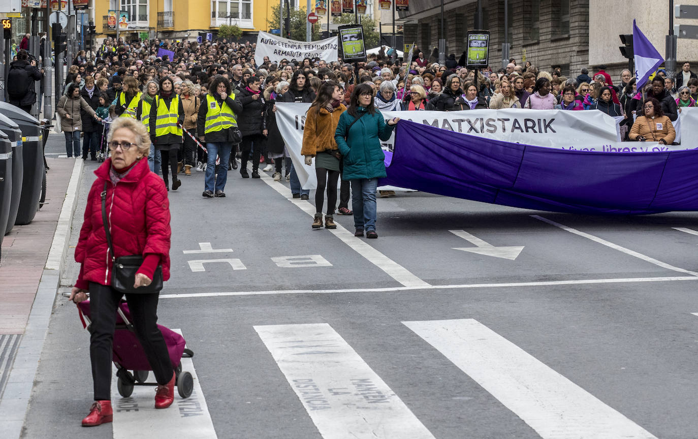 La manifestación en Vitoria contra la violencia machista, en imágenes