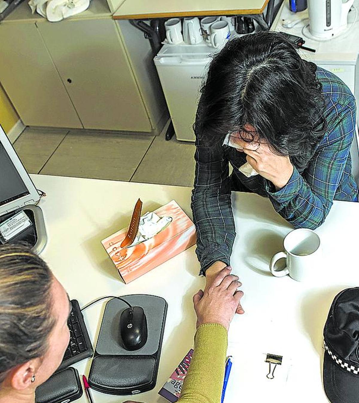 Una mujer, en la comisaría de Vitoria.