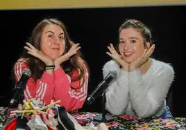 Carolina Marín y Victoria Martín creadoras del podcast 'Estirando el chicle'.
