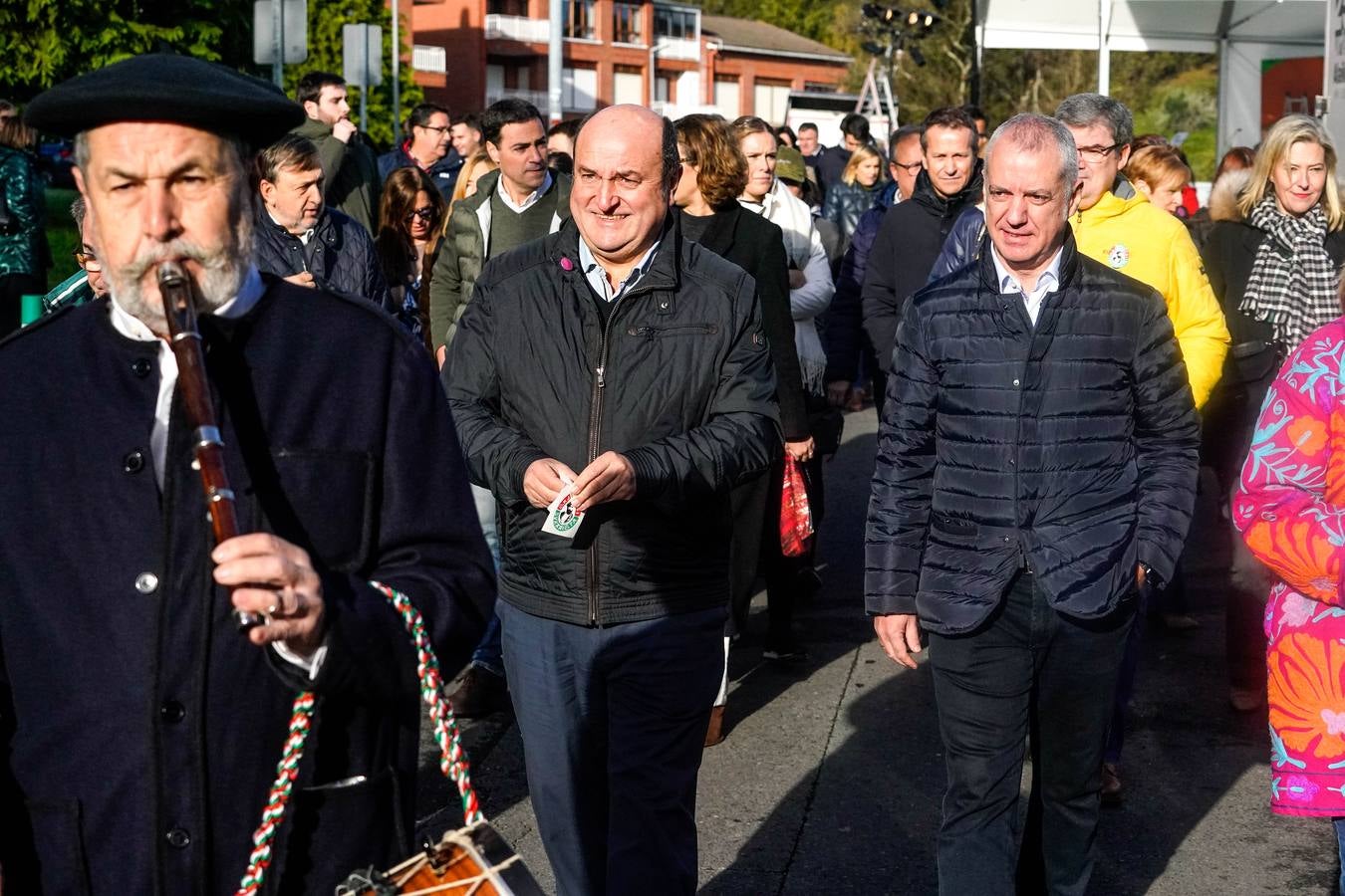 Sonrisas en el encuentro más esperado entre Urkullu y Pradales