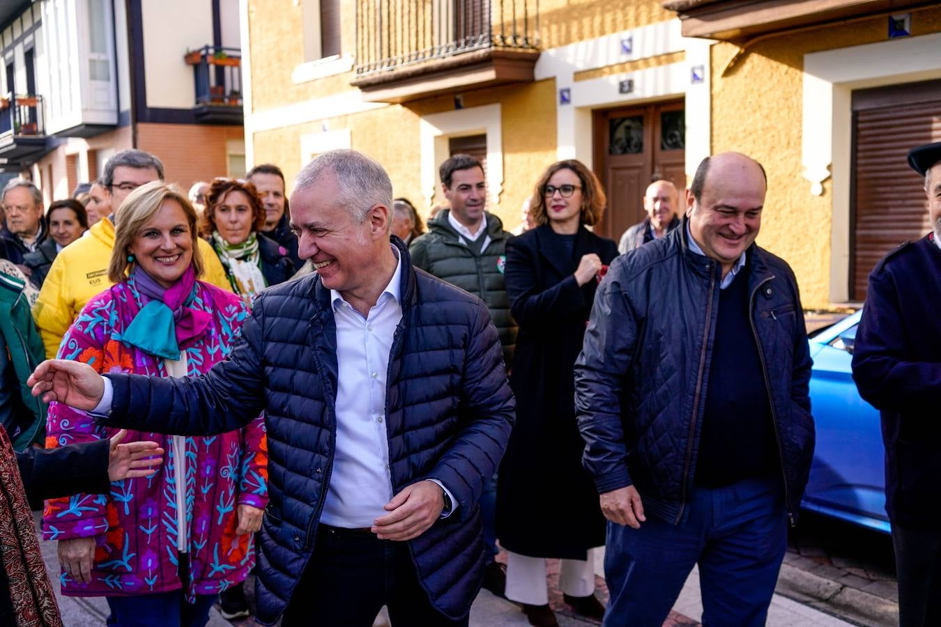 Sonrisas en el encuentro más esperado entre Urkullu y Pradales