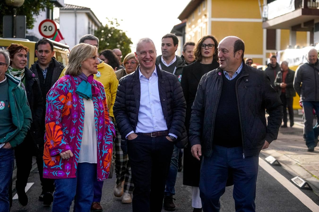 Sonrisas en el encuentro más esperado entre Urkullu y Pradales