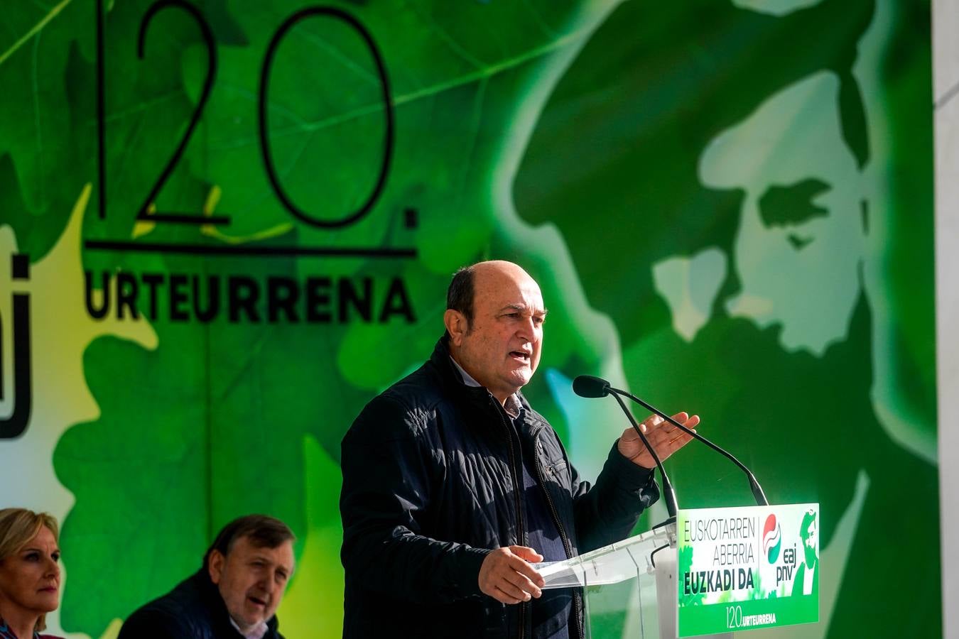 Sonrisas en el encuentro más esperado entre Urkullu y Pradales