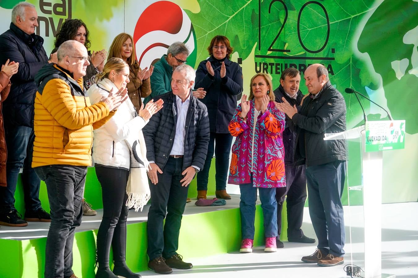 Sonrisas en el encuentro más esperado entre Urkullu y Pradales