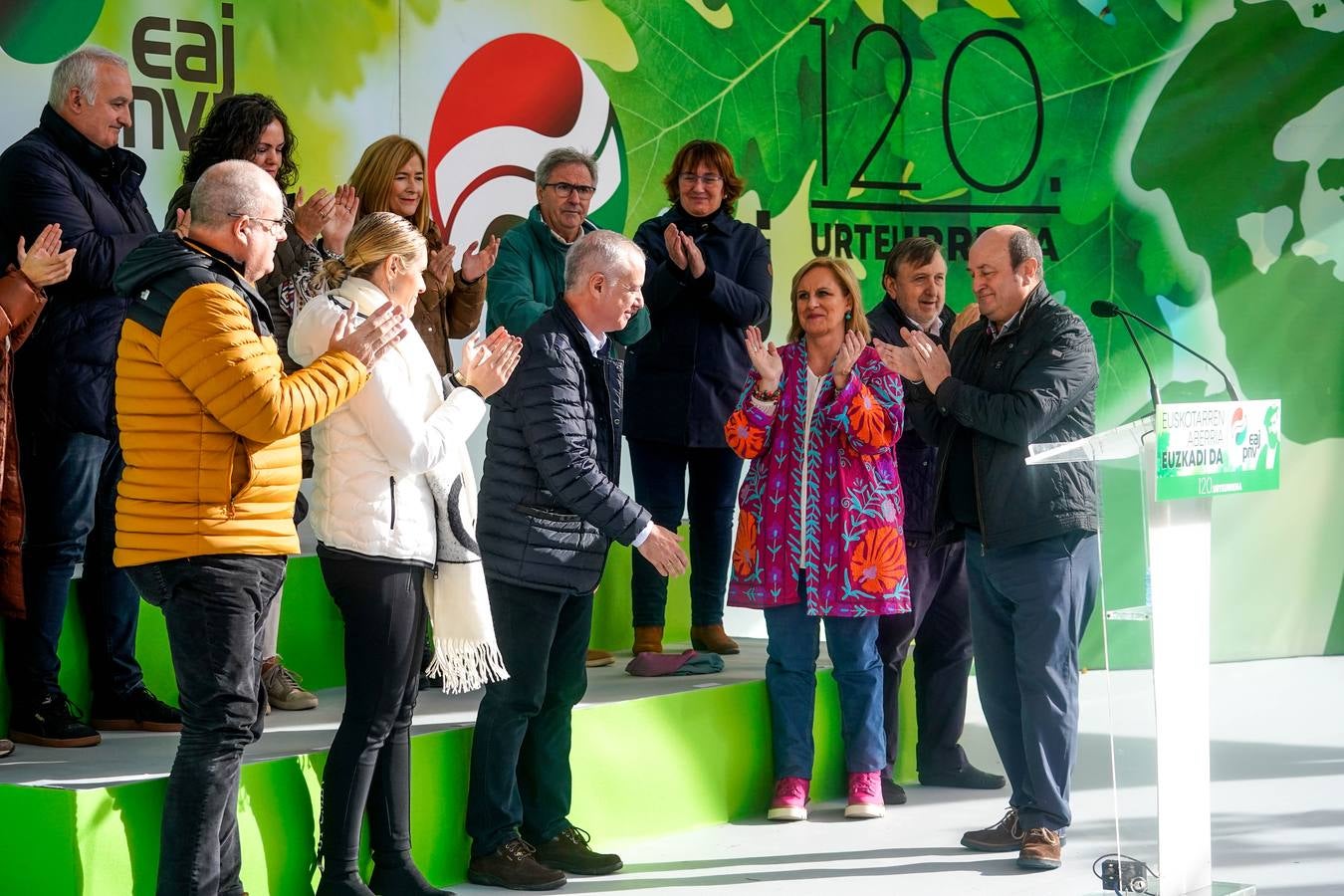 Sonrisas en el encuentro más esperado entre Urkullu y Pradales