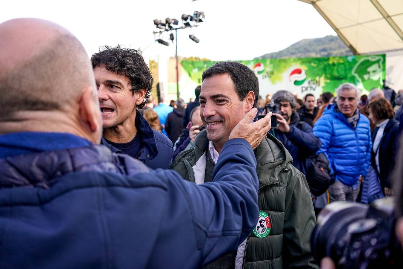 Sonrisas en el encuentro más esperado entre Urkullu y Pradales