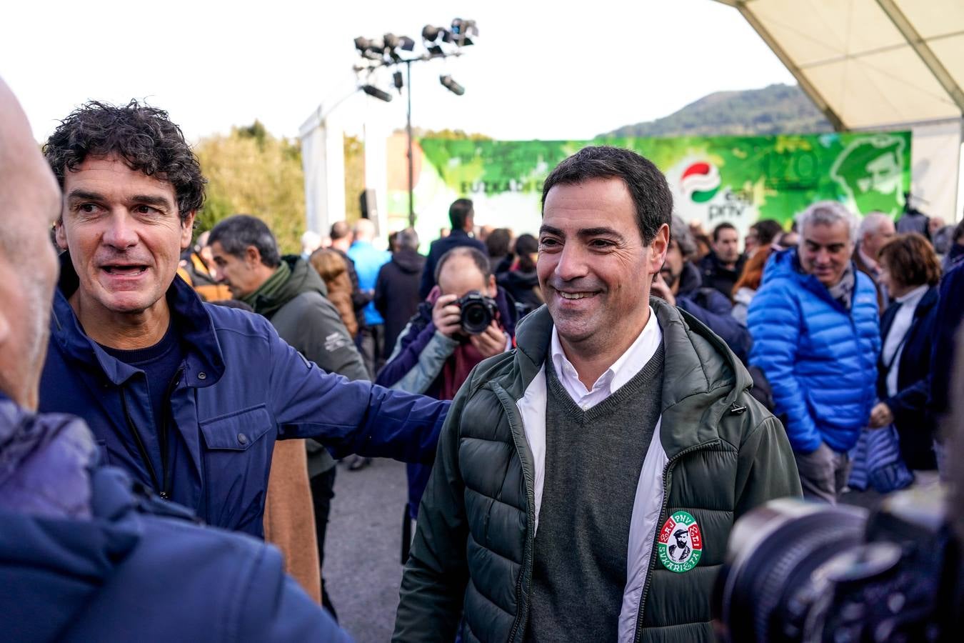 Sonrisas en el encuentro más esperado entre Urkullu y Pradales