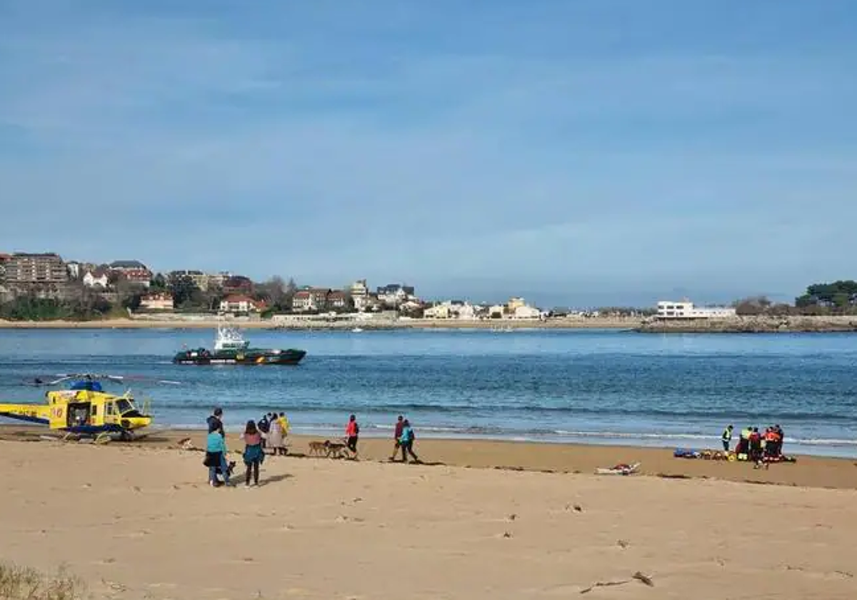 Un helicóptero del Gobierno de Cantabria se traslado hasta el lugar del suceso.