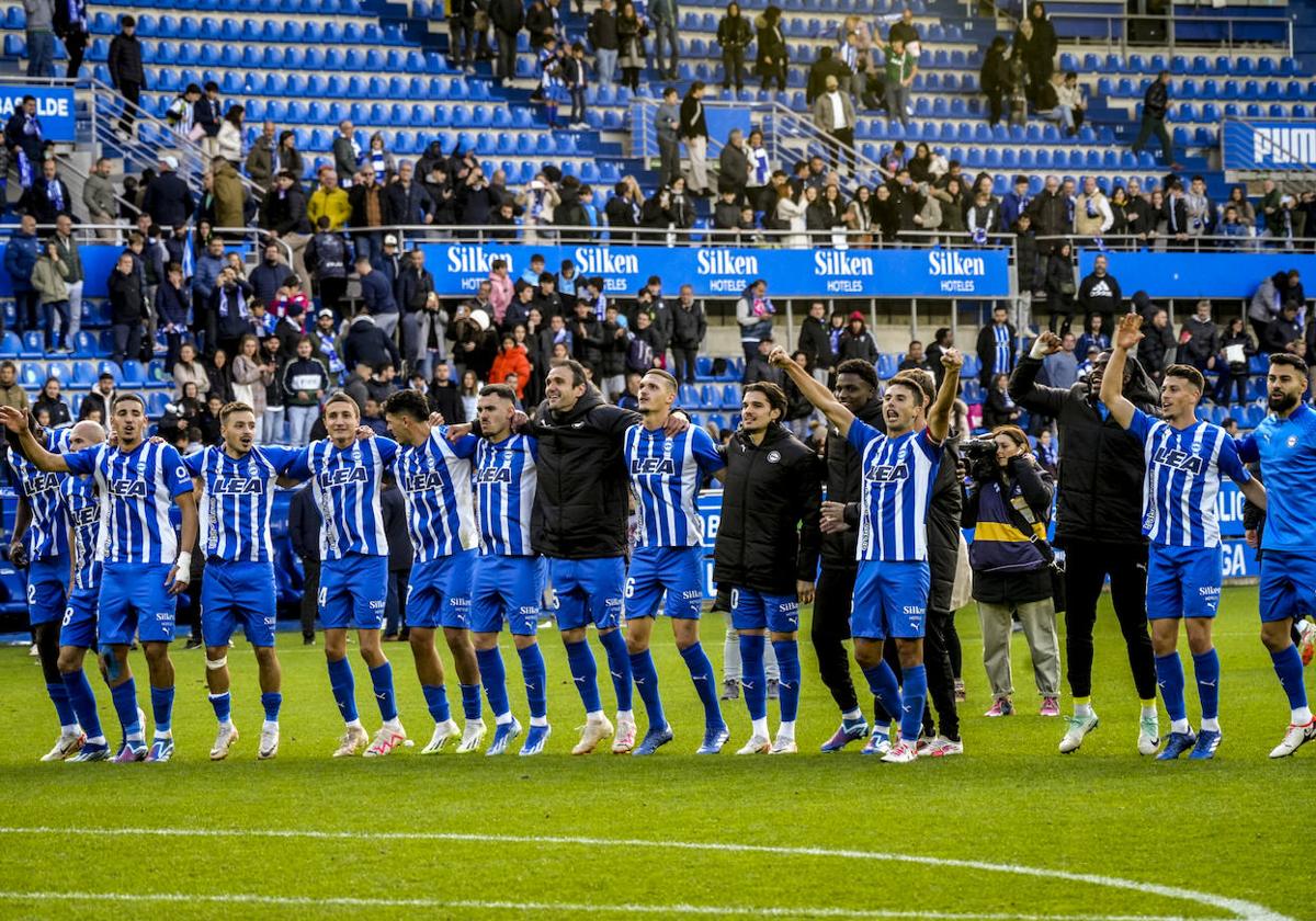 Los jugadores del Deportivo Alavés saltan para celebrar con la grada el triunfo del viernes contra el Granada.