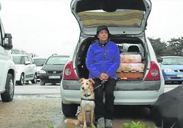 Viaje. A Leonor García la acompañan en el proyecto su perrita y su hermano, que se encarga de tomar las imágenes.