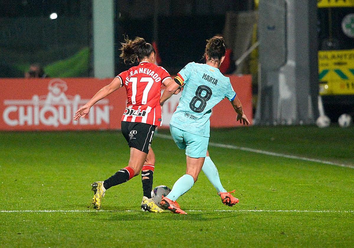 Imagen principal - Arriba, Marta Torrejón, MVP del partido, pugna con Nerea Nevado. A izquierda y derecha, la cruz y la cara del partido. Lamentos contra celebraciones.