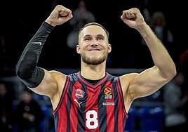 Tadas Sedekerskis alza los brazos con gesto triunfal tras la victoria sobre el Partizan en el Buesa Arena.