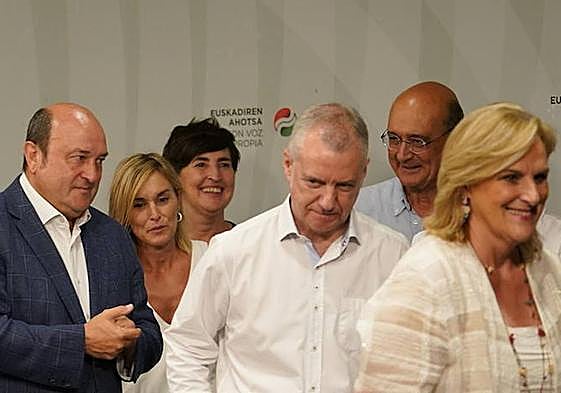 Desgaste. Urkullu y Ortuzar, en Sabin Etxea en la noche electoral del 23-J.