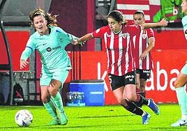 Clara Pinedo trata de irse de Claudina Pina.