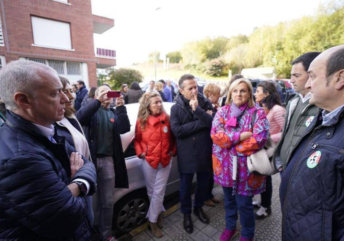 El lehendakari Iñigo Urkullu saluda a Imanol Pradales.