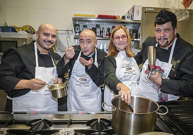 Alfredo Taboga, Álex Fernández, Ana Cía y Joseba Olalde, los artistas de Burduntzi que sorprendieron al presentar una tapa en la que no faltó la 'cerveza' y un helado de postre