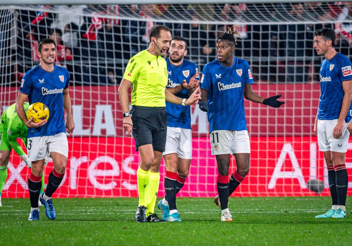 Nico Williams pide explicaciones a Melero López tras el gol del Girona.