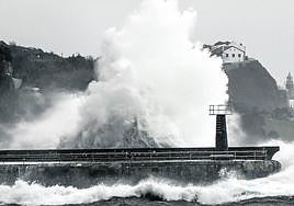 Olas en el puerto de Lekeitio durante un temporal.
