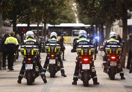 Agentes de la Policía Local circulan en moto por la calle Dato.