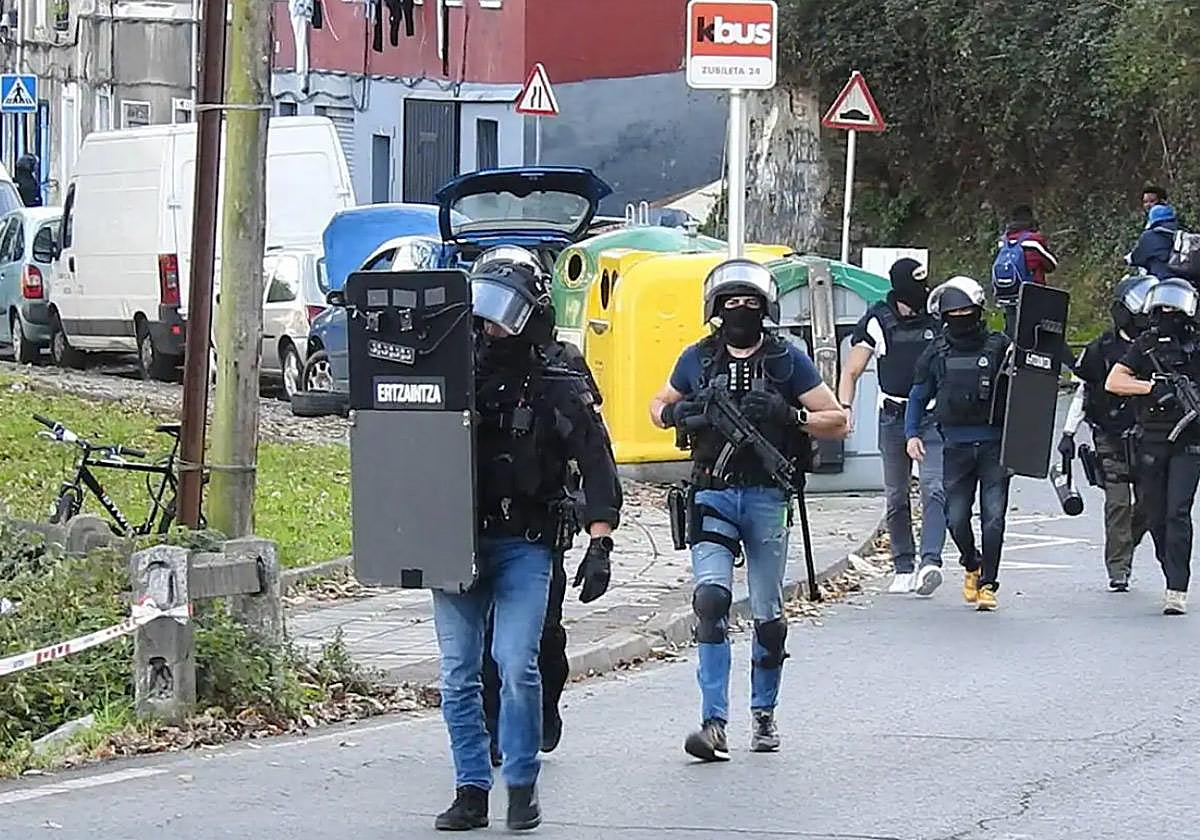 Vuelve a quedar en libertad el imputado por el robo del arma a un ertzaina en Barakaldo