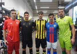 Unai Pérez, Aimar Sagastibeltza, Unai Vélez, Urki Txoperena y Jon Tena con las equipaciones de esta temporada.
