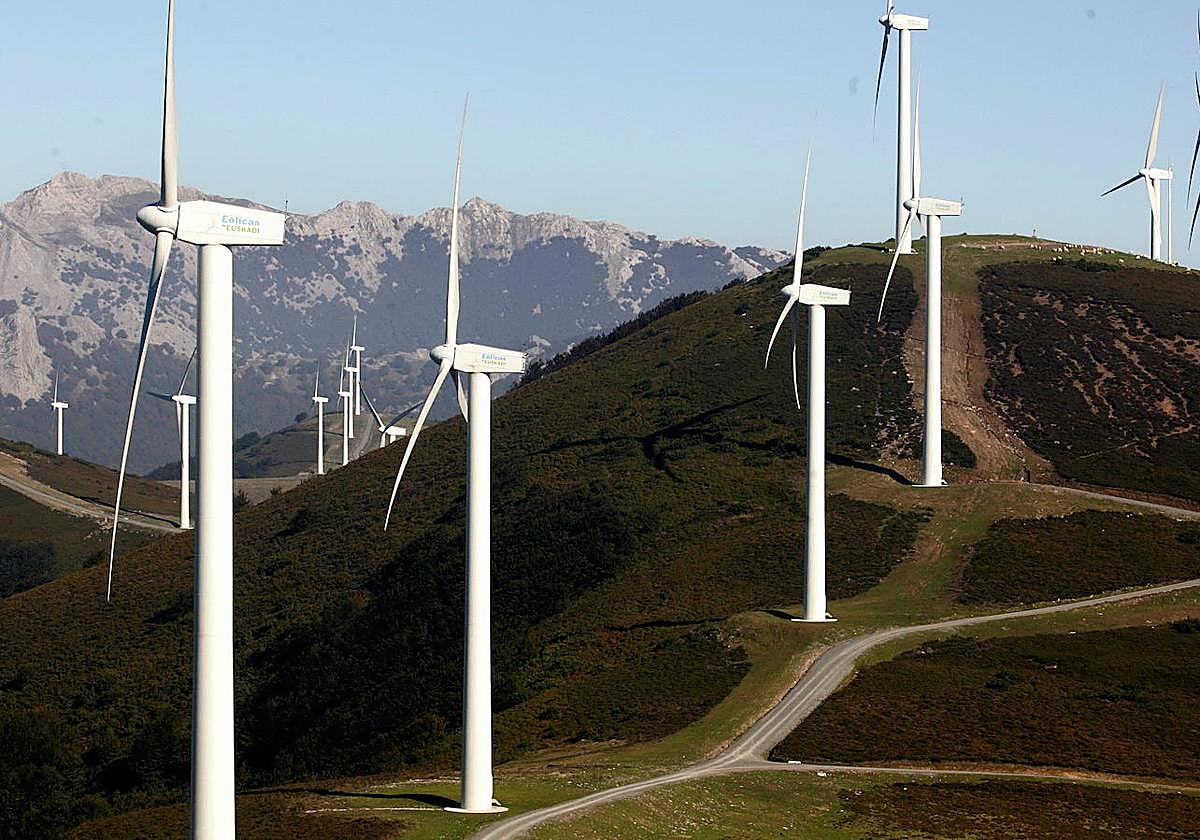 Aerogeneradores en el parque eólico de Elguea.